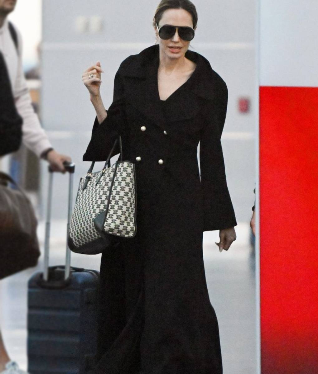 Angelina Jolie Black Coat (1)