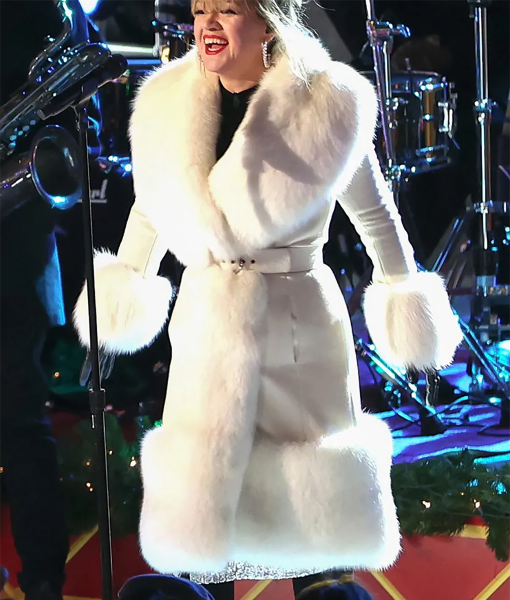 Kelly Clarkson White Fur Coat (2)