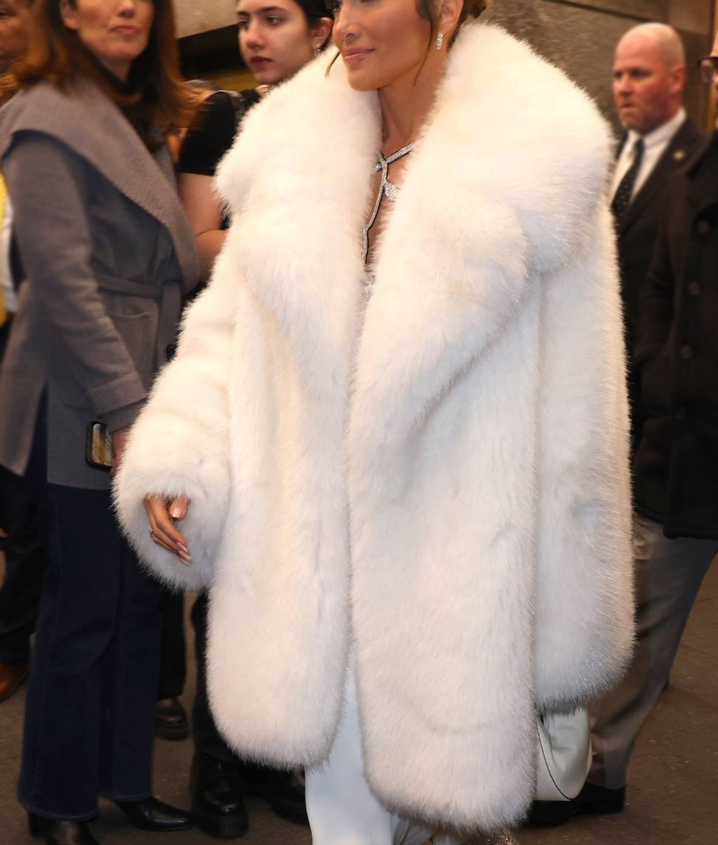 Jennifer Lopez SNL White Fur Coat (3)