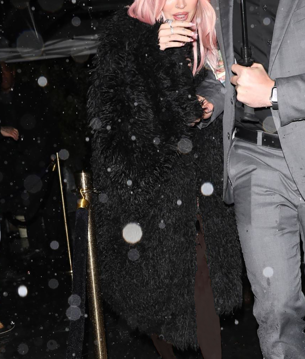 Megan Fox Grammy Awards Black Fur Coat (2)