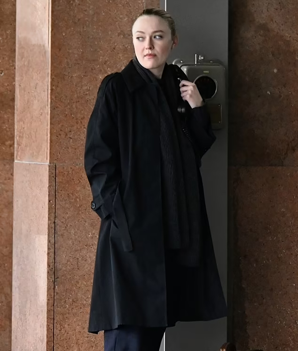 Dakota Fanning Ripley Black Coat (1)